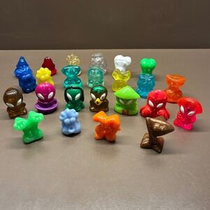 Crazy Bones mixed lot 24 Gogos includes 7 aliens vintage toy game pieces